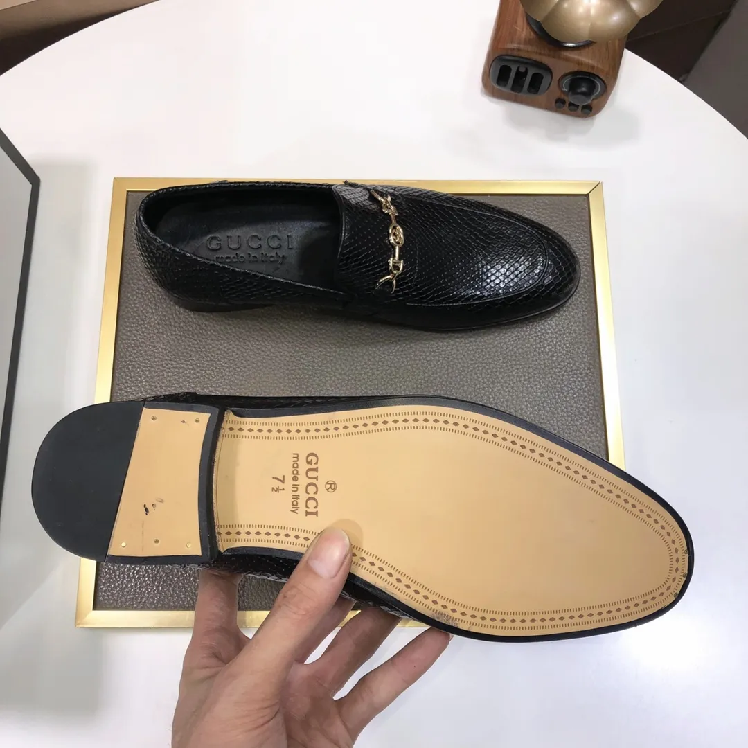 Men's shoes💰500💰Italy's top luxury men's shoe giant (GUCCI) (Gucci) (full cowhide lining) new arrival🍃Original European style🔰 Pleasant to the eye😍In order to make the shoes more durable and non-deformable🌀The production continues to follow traditional methods but there is still no lack of innovation💪Choose original sheepskin for the leather♻️ Smooth and natural And extra bright ⭐Made of imported cowhide, the first choice of rich people 38-45 (45 customized)